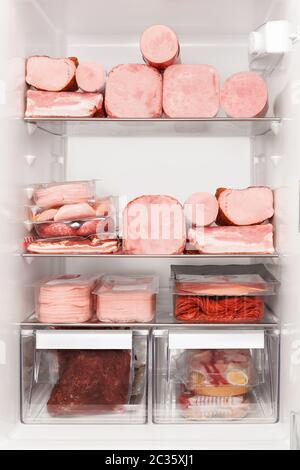 Karnivore Ernährung. Voller Kühlschrank mit verschiedenen Fleischsorten. Rindfleisch, Schweinefleisch, backon, Schinken, Sausauges. Stockfoto