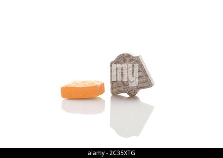 Ecstasy-Pillen isoliert auf weißem Hintergrund. MDMA-unterstützte Psychotherapie. Stockfoto