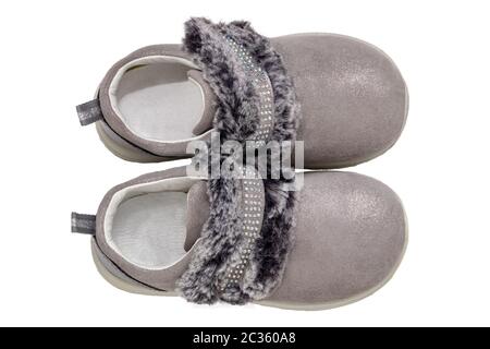 Kind Schuhe Mode. Blick von oben auf ein paar schöne Grau Silber wildleder Sneaker oder sportliche Schuhe für Mädchen mit Fell und Strass Dekoration isoliert auf einem Stockfoto