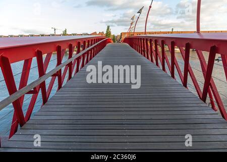 Rote Python Brücke an Eastern Docklands Amsterdam Stockfoto