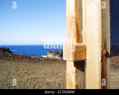 Eine abgenutzte Holzstruktur am atlantischen Ozean reine Farben Stockfoto