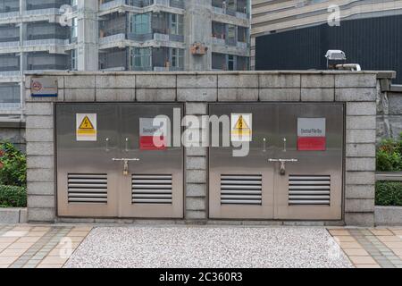 Geschlossene Türen an elektrischen Power Box in der Stadt Stockfoto