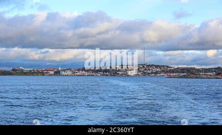 Panoramablick auf das Stadtbild von Stromstad Stadt in Schweden Stockfoto