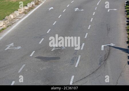 Leer drei Fahrspuren Straße mit Pfeilen Sonnigen Tag Stockfoto