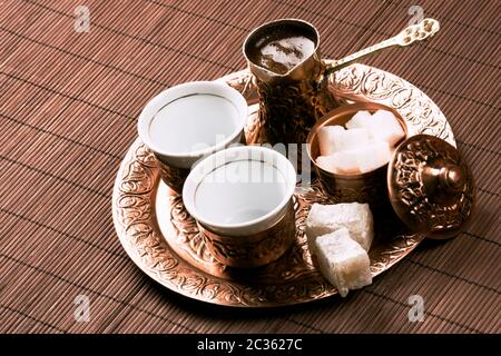 Traditionelles türkisches Kaffeeset mit zwei Tassen Kaffee auf dem Tisch. Stockfoto