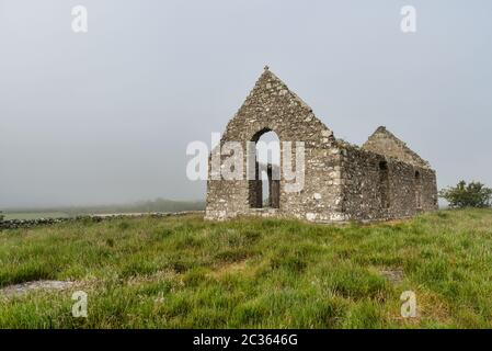 Die Ruinen der Cloncha Kirche in der Grafschaft Donegal Irland Stockfoto