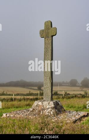 Cloncha High Cross in County Donegal Irland. Dieses Bild wurde an einem nebligen Morgen aufgenommen Stockfoto