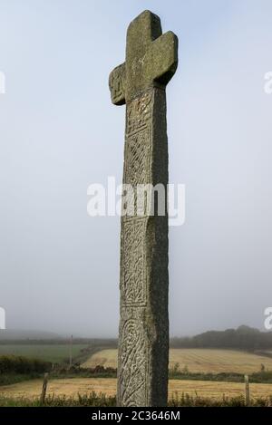 Cloncha High Cross in County Donegal Irland. Dieses Bild wurde an einem nebligen Morgen aufgenommen Stockfoto