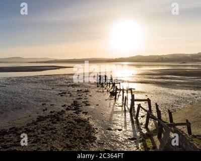 Ein Luftbild der Überreste der alten hölzernen Pier in Fahan Donegal Irland Stockfoto