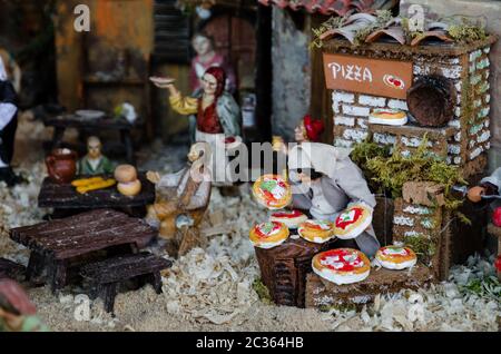Pizza Maker Figur in einem handgefertigten italienischen Presepe (Krippe) Stockfoto