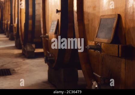 Historischer Weinkeller im Piemont, Italien, mit holzfässern aus slawonischer Eiche für die Reifung von Rotweinen Stockfoto