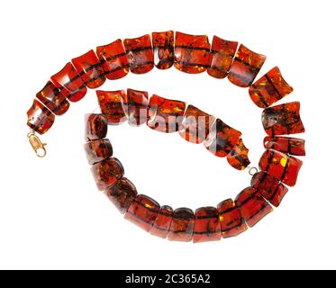 Blick von oben auf die Zusammengerollten Halskette aus poliertem facettierte Bernstein flache Stücke auf weißem Hintergrund Stockfoto