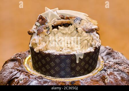 Traditiona italienischen Panettone mit weißer Schokolade Krippe Stockfoto