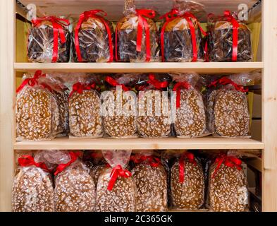 Regal voll von italienischen traditionellen Panettone Stockfoto