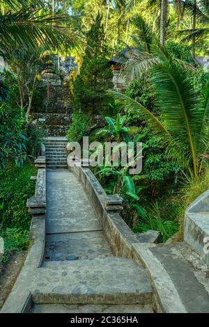 Wanderwege um königliche Gräber bei Gunung Kawi Indonesia Stockfoto