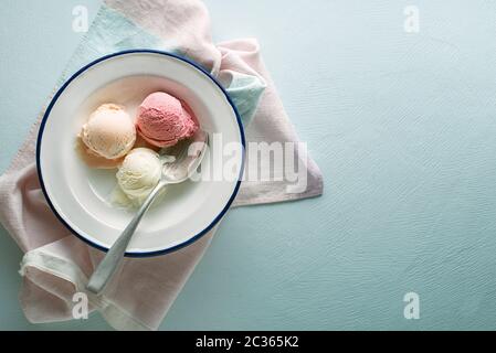 Eingestellt von Softeis schaufeln oder gefrorenen Joghurt verschiedener Fruchtaromen. Stockfoto