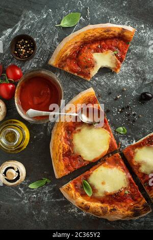 Pizza Margherita Schichten serviert mit Mozzarella, Tomaten und frischem Basilikum Stockfoto