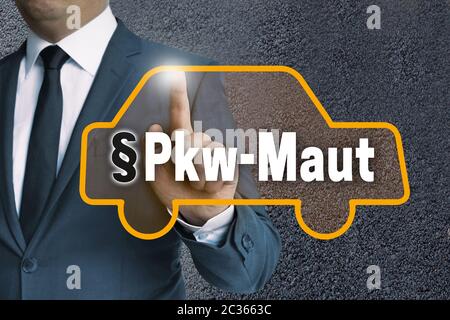 PKW-Maut (im deutschen Pkw-Maut) Auto Touchscreen gesteuert Geschäftsmann Konzept. Stockfoto