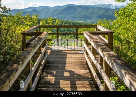 Landschaftlich schöner Blick auf die Blue Ridge Mountains vom Black Rock Mountain State Park in Mountain City, Georgia. (USA) Stockfoto