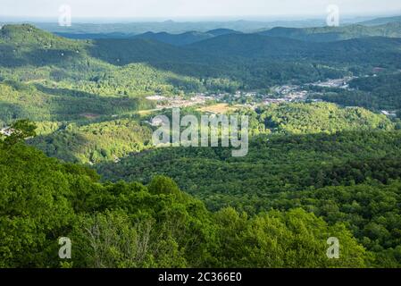 Blick auf Clayton, Georgia, und die Blue Ridge Mountains vom Black Rock Mountain State Park in Mountain City, Georgia. (USA) Stockfoto
