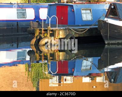 Alte schmale Boote und Bargen, die zu Hausbooten umgebaut wurden, vertäuten in der Marina am brighouse Basin in West yorkshire Stockfoto