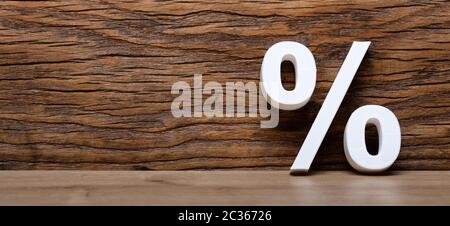 3D-weißen Prozentzeichen gegen die Holzwand Stockfoto