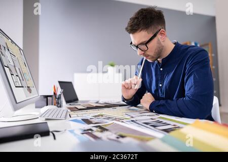 Seitenansicht von Immobilien Designer Arbeiten am Computer im Büro Stockfoto