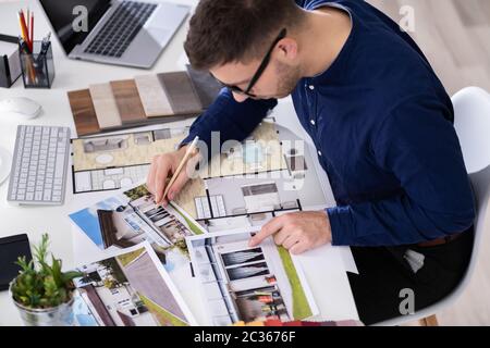Seitenansicht von Immobilien Designer Arbeiten am Computer im Büro Stockfoto