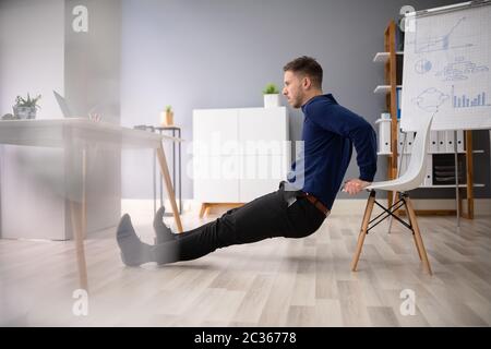 Seitenansicht einer jungen Frau zu tun Stretching Übung im Büro Stockfoto