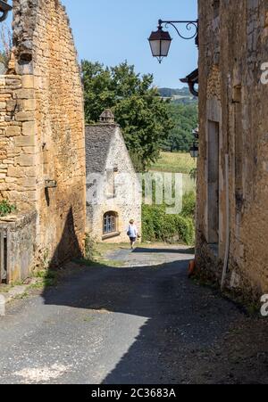 Saint Genies ist ein schönes; Dorf zwischen Montignac und Sarlat. In der Mitte des Dorfes ist ein schönes Ensemble aus der Kirche von Notre Stockfoto