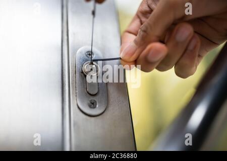 Reife männliche Lockpicker Festsetzung Türgriff zu Hause Stockfoto