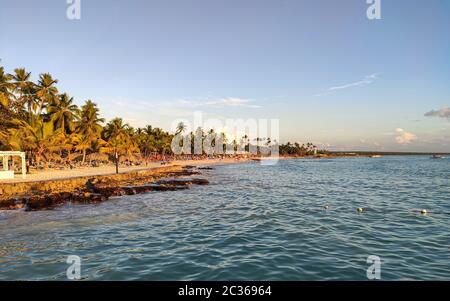 Blick auf die Küste des Dominicus Strand (Bayahibe) in der Dominikanischen Republik bei Sonnenuntergang Stockfoto