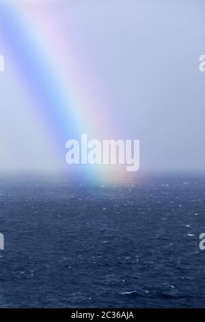 Regenbogen am Meer, Atlantik, Färöer, Føroyar, Dänemark, Europa Stockfoto