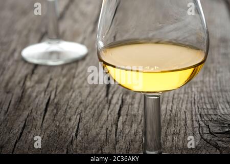 Makro Glas golden Single Malt Whisky in der Hintergrundbeleuchtung Stockfoto