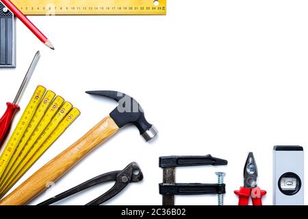 Blick von oben auf die Tischlerei Tools auf weißem Hintergrund. Bauwirtschaft, die es selbst tun. Text Raum. Stockfoto