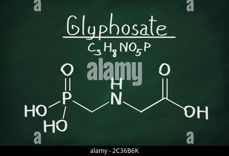 Strukturmodell des Glyphosat-Moleküls auf der Tafel. Stockfoto