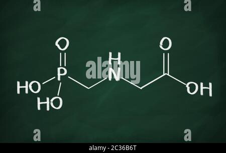 Strukturmodell des Glyphosat-Moleküls auf der Tafel. Stockfoto