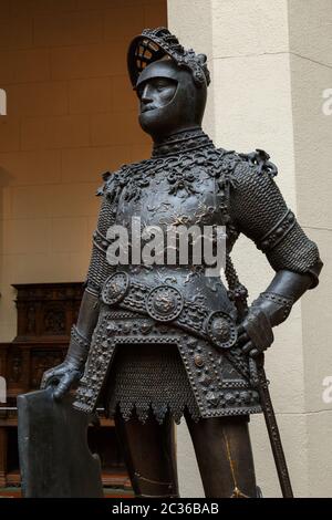 Skulptur von König Arthur alten Metall-Statue. Mittelalterliche Ritter Rüstung in voller Größe stehenden Krieger. Orden der Tempelritter und ein Stockfoto