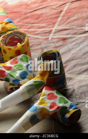 Karneval Hintergrund mit bunten Trompeten Stockfoto