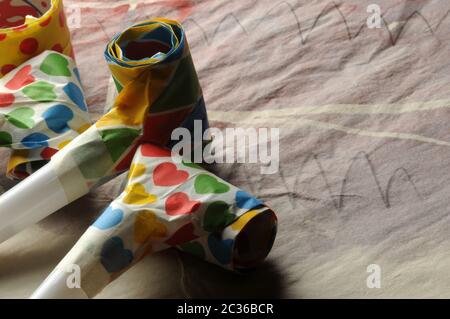 Karneval Hintergrund mit bunten Trompeten Stockfoto