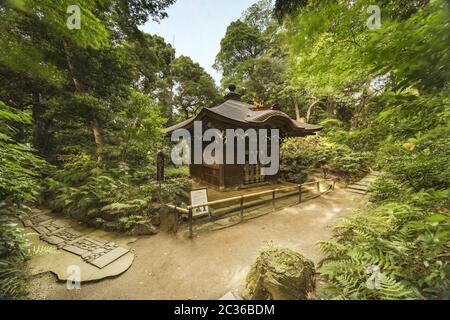 Japanischer buddhistischer Pavillon im Wald des Koishikawa Korakuen Parks, der im 17. Jahrhundert von Lord geschaffen wurde Stockfoto