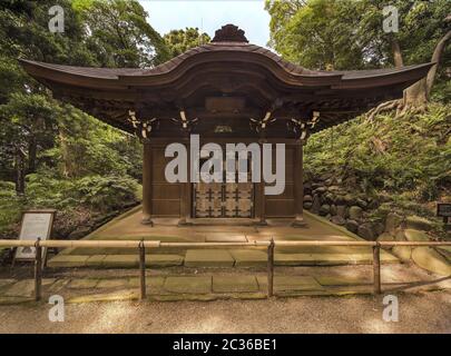 Japanischer buddhistischer Pavillon im Wald des Koishikawa Korakuen Parks, der im 17. Jahrhundert von Lord geschaffen wurde Stockfoto