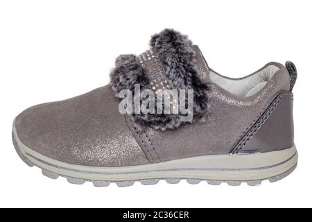 Kind Schuhe Mode. Nahaufnahme einer einzelnen schönen Grau Silber wildleder Sneaker oder sportliche Schuhe für Mädchen mit Fell und die funkelnden Glitzersteinchen auf isolierte Stockfoto