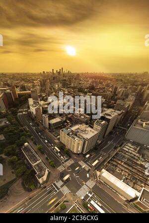 Luftaufnahme der Kreuzung Straße der Korakuen Straße in den Sonnenuntergang von Tokyo mit Ikebukuro Wolkenkratzern in Stockfoto