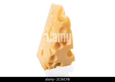 Stück Schweizer Käse auf weißem Hintergrund. Stockfoto