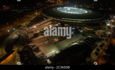 18. Juni 2020, Rio De Janeiro, Rio de Janeiro, Brasilien: Luftaufnahme des Maracanã£ Feldlazaretts und des Maracanã£ Stadions während des Flamengo x Bangu Fußballspiels für die Fußballmeisterschaft in Rio de Janeiro. Das Feldkrankenhaus Maracanã£ empfängt weiterhin Patienten aus Covid19 während der Wiedereröffnung des Stadions Maracanã£ am Donnerstagabend (18) und nimmt seine sportlichen Aktivitäten wieder auf, auch während der Pandemie des neuen Corona-Virus. Auf dem Parkplatz wurde vom Rathaus ein Stadtkrankenhaus errichtet, in dem derzeit Covid19 Patienten in der Krankenstation und auf der Intensivstation in 400 Betten aufgenommen werden. Am Donnerstag Stockfoto