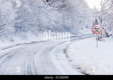 Schnee Spuren auf einer Landstraße und Straße singen mit wirklichen Leben. Stockfoto