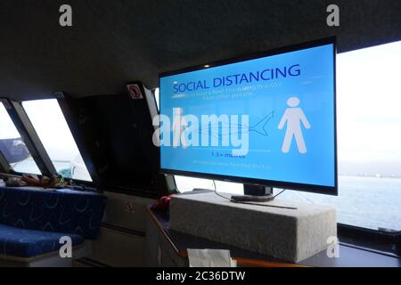 Schild mit Hinweis auf die soziale Distanz auf der Touristenfähre, die von Cairns, Queensland, Australien zum Great Barrier Reef fährt. Keine PR Stockfoto