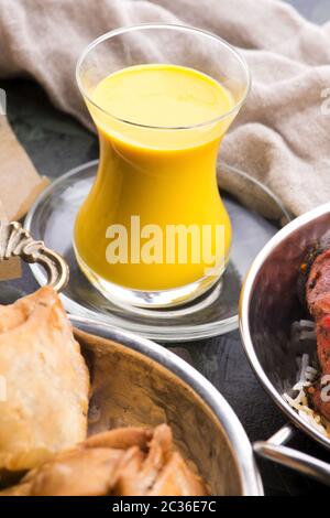 Mango Lassi, Joghurt oder Smoothie. Gesunde probiotische indischen beliebten Sommergetränk Stockfoto