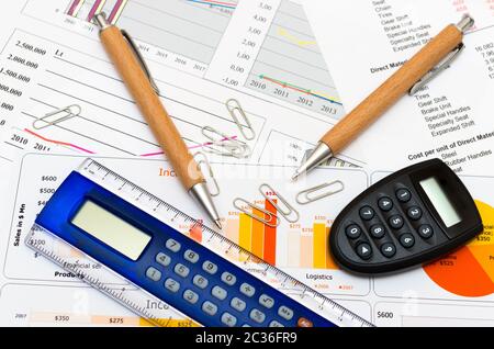 Taschenrechner und Bleistift auf dem Papier mit finanziellen graph Stockfoto